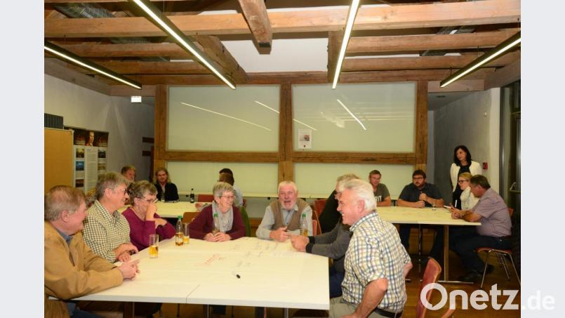 In den Tischrunden werden mit den Moderatoren die Themen Einkaufsmöglichkeiten, soziale Teilhabe und Nachbarschaftshilfe erörtert. Bürgermeisterin Tanja Schiffmann (hinten, stehend) ist die neutrale Beobachterin. Anja Preuß (Zweite von rechts) moderiert den Bürgertreff. Bild: bey