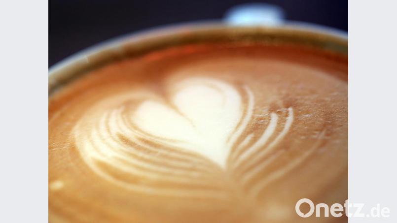 Ein Herz im Milchschaum eines Caffe Latte. Bild: Martin Gerten/dpa