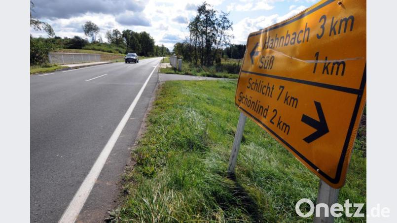 Über den Kainzbach (im Hintergrund) muss eine separate Brücke für den Radweg gebaut und auf sogenannte Mikropfähle gegründet werden. Bild: Stephan Huber