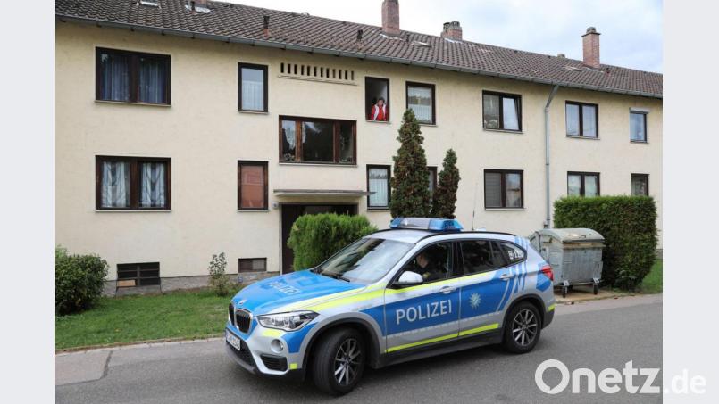 Aus dem verhängten Fenster dieses Wohnhauses hat ein 39-Jähriger Schwandorfer Böller geworfen und damit für einen Großeinsatz gesorgt. Bild: Gerhard Götz
