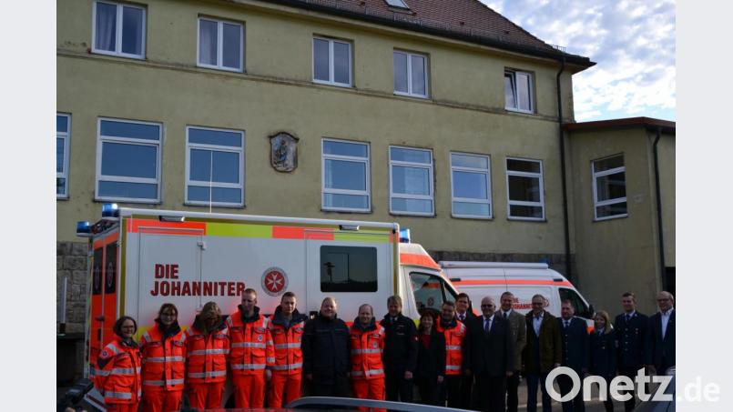 Vor dem neuen Rettungswagen stellen sich alle Rettungskräfte und Gäste auf. Bild: rti