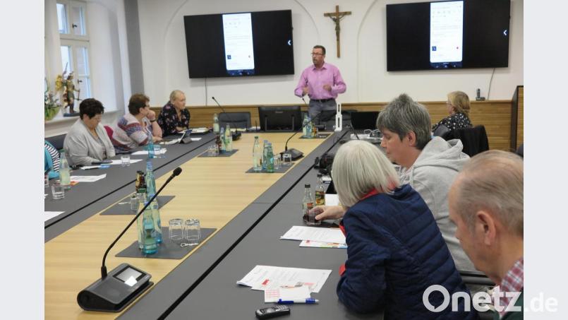 Geduldig erklärte Jürgen Blumberg (stehend) den Senioren die Grundbegriffe von Handy, Smartphone und Tablet. Bild: jzk