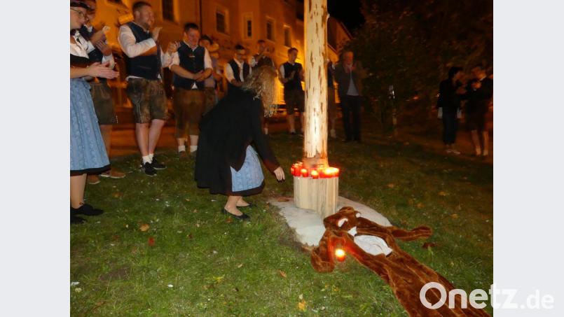 Grablichter markieren die Beisetzungsstätte. Bild: rn