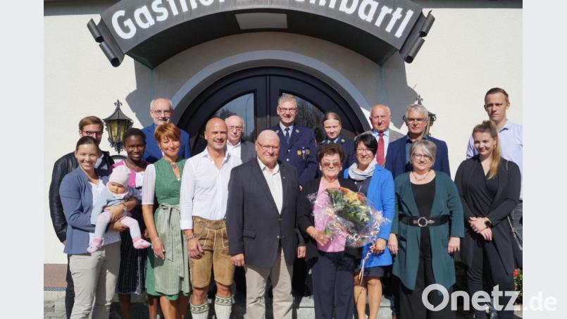 Großer Bahnhof für Paul Rödl (vorne, Mitte) vor dem Gasthof "Zehentbartl" in Oberköblitz. Dort feierte der rüstige Schirmitzer mit vielen Gratulanten seinen 85. Geburtstag. Bild: du