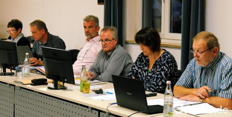 Gut 8,7 Millionen Euro beträgt der Haushalt der Gemeinde Poppenricht, der in der Gemeinderatssitzung verabschiedet wurde. Kämmerer Manfred Moser, Protokollantin Tanja Tatara, Verwaltungsleiter Hartmut Gawlik, Bürgermeister Roger Hoffmann sowie die 2. u. 3. Bürgermeister Hermann Böhm und Gertrud Weigl (von rechts) stellten das Zahlenwerk vor. Bild: gf