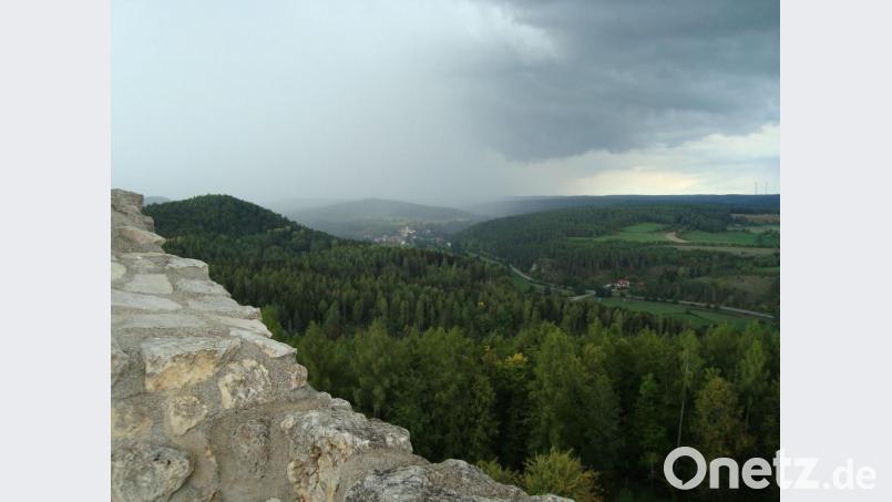 „Welche Ortschaft ist nun die da drüben?“ Die Besucher genießen die schöne Rundsicht, die sich von der Hohenburg aus bietet. Bild: schß