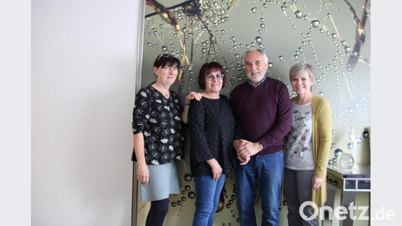 Sie organisieren die Herbstausstellung des Oberpfalzvereins: (von rechts) Andrea Sonnauer, Ernst Umann, Conny Meyer und Roswitha Jobst. Heuer erhalten junge Künstler die Gelegenheit, ihre Werke der Öffentlichkeit zu präsentieren. Bild: prh