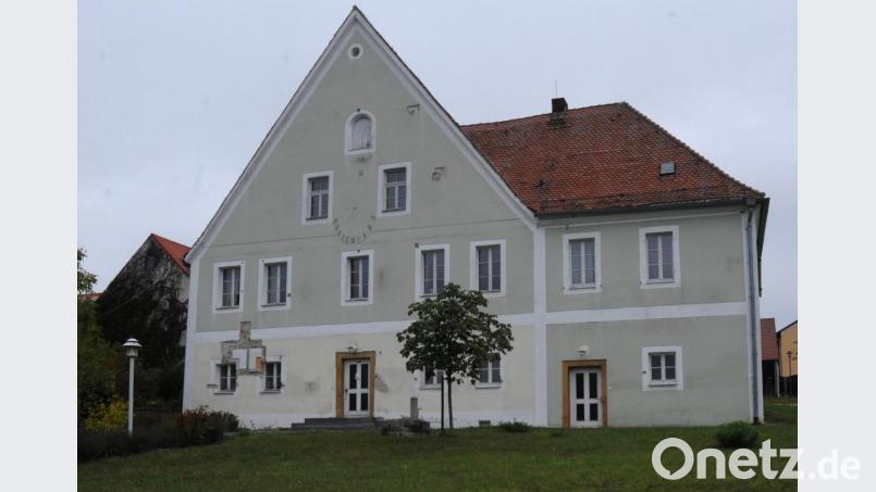 Wie es mit dem alten Pfarrhof in Gebenbach weitergeht, hängt vor allem davon ab, in welchem Ausmaß sich das Bistum Regensburg finanziell beteiligt. Denn die geschätzten Sanierungskosten in Höhe von 2,2 Millionen Euro kann sich die Gemeinde Gebenbach alleine nicht leisten. Bild: gf