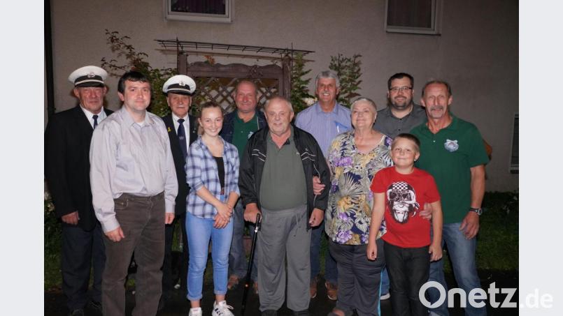 Franz Blöderl (vorne Mitte) freut sich über die Glückwünsche zum 70. Geburtstag. Bild: fvo