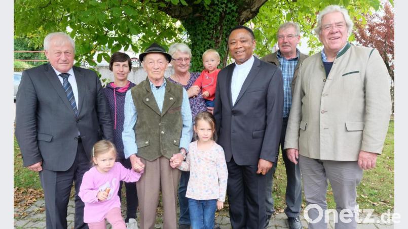 Johann Kiermeier (Dritter von links), im Bild mit den Enkelinnen Jana und Nina sowie Gattin Margarete mit Enkeltochter Luna und Schwiegertochter Stephanie feierte seinen 80. Geburtstag. Bürgermeister Johann Wilhelm (links) und Gemeinderat Alois Duschner (Zweiter von rechts) gratulierten für die Gemeinde Guteneck. Pfarrer Cyprian Anyanwu (Dritter von rechts) überbrachte die Glückwünsche der Pfarreiengemeinschaft und Burkhard Graf Beissel von Gymnich (rechts) als Vorsitzender der Kreisgruppe Nabburg im BJV. Bild: ohr