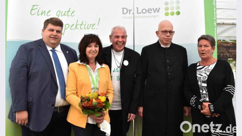 Am Rande der Feierstunde (von links): Bürgermeister Dieter Dehling, Werkstattleiterin Elfriede Pirner, Klient Norbert König, der seit 40 Jahren von Dr. Loew Soziale Dienstleistungen betreut wird, Pfarrer Thomas Schertel und Sandra Loew von der Geschäftsführung der Unternehmensgruppe. Bild: no
