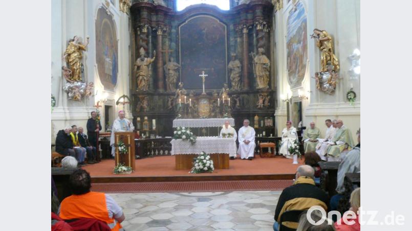 Bischof Rudolf Voderholzer feiert mit sechs Geistlichen und vielen Gläubigen in der Wallfahrtskirche Maria Kulm den Pilgergottesdienst. Bild: Preißer
