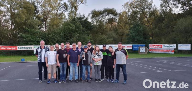 Den Pokal holte sich bei der Marktmeisterschaft das Rentnerteam. Bild: exb