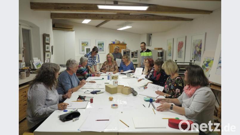 Susanne Vonhoff (links stehend) verstand es, die Kursteilnehmer für das räumliche Zeichnen zu begeistern. Bild: jzk