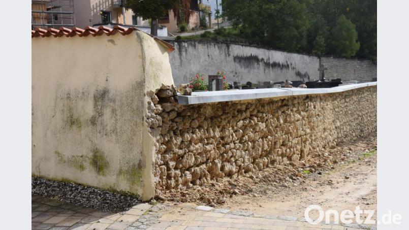 Feldsteine sind das Innenleben der Friedhofsmauer in Hohenburg - jetzt wird das Mauerwerk saniert. Bis Allerheiligen sollen die Arbeiten voraussichtlich abgeschlossen sein. Bild: bö