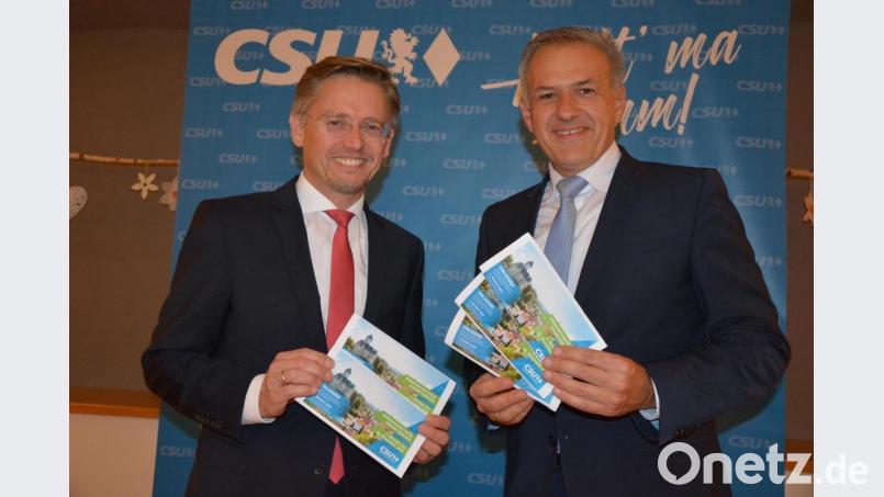 CSU-Kreisvorsitzender Tobias Reiß (links) und Landratskandidat Roland Grillmeier laden zu den &quot;Kommunalpolitischen Zukunftswochen&quot; ein, die am Donnerstag, 3. Oktober, starten. Eine ganze Reihe von Ministern wird dabei im Landkreis Tirschenreuth Station machen. Bild: jr