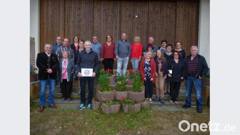 1965 kamen sie in die Schule, jetzt treffen sich die Ehemaligen wieder. In der OWV-Blockhütte tauschen sie Erinnerungen aus. Bild: bk