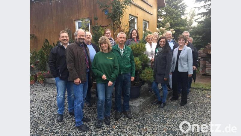 Viel Wissenswertes erfuhr eine Gruppe der CSU Waldershof beim Besuch des Garten- und Landschaftsbaubetriebs Ries. Im Bild (von links) CSU-Ortsvorsitzender Mario Rabenbauer, Helmut Härtl, Hilmar Wollner, Dorothea Rieß, Monika Greger, Manfred Ries, Ingrid Haberkorn, Brigitte Schraml, Tanja Mai, Bürgermeisterkandidatin Margit Bayer, Willibald Reindl, Christine Weidmann und Peter Brüchner. Bild: exb