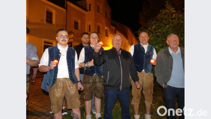 Wort- und stimmgewaltig stimmt Fritz Gradl (Mitte) seine "Trauerrede" an. Bild: rn