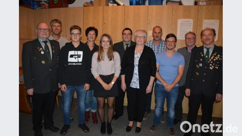 Gekürt haben die „Concordia“-Schützen auch ihre Vereinsmeister. Im Bild (von links) Vorsitzender Martin Dietz, Werner Weiß, Lukas Weiß, Kreisrätin Inge Härtl, Sarah Weiß, Andreas Waidhas, Sigrid Haberkorn, Peter Bauernfeind, Martin Fellner, Schützenmeister Max Bindl und Konrad Hart. Bild: jr