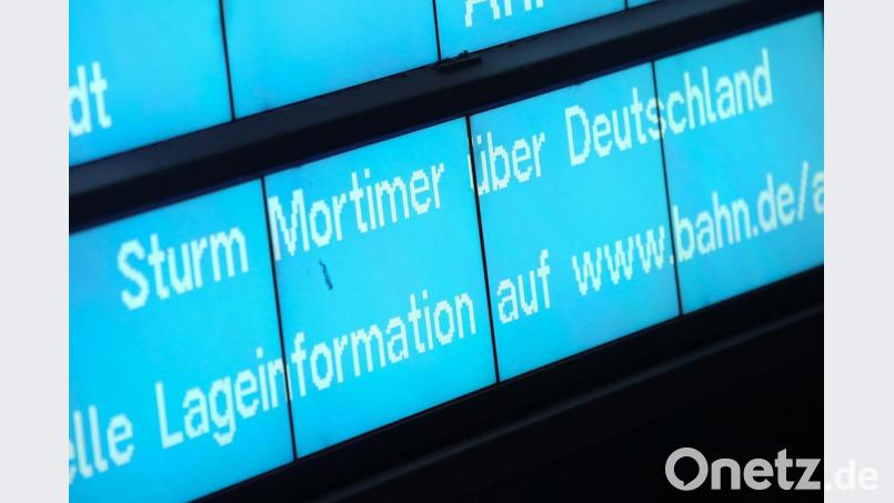 „Sturm Mortimer über Deutschland“ steht auf einer Anzeigetafel in einem Bahnhof. IM Kreis Amberg-Sulzbach waren kurzzeitig rund 2500 Haushalte ohne Strom. Bild: Bodo Marks