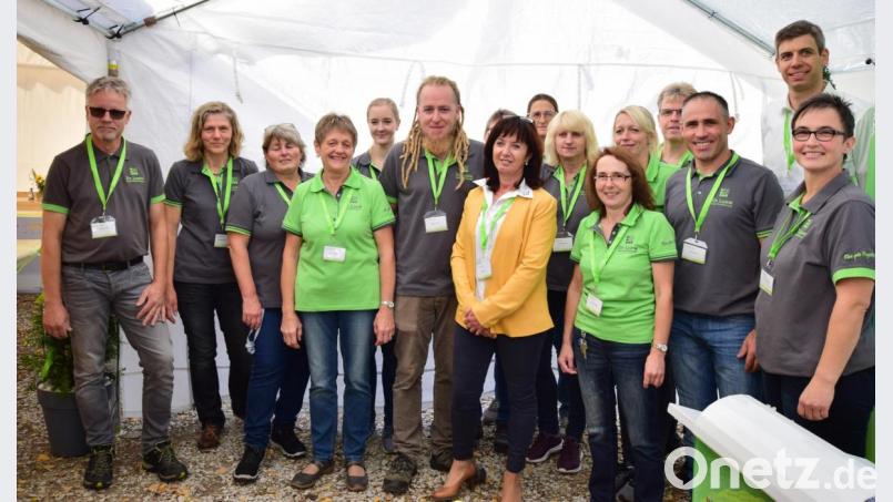 Das Personal der Werkstatt im Jubiläumsjahr, das sich um das Wohl der dort arbeitenden Menschen kümmert. Bild: no