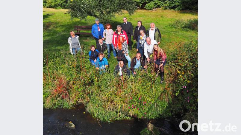 In Kleingruppen beschäftigen sich die Teilnehmer des Schöpfungstags spirituell und intellektuell mit dem Thema "Wasser".
Organisiert hat das Programm federführend die diözesane Umweltbeauftragte, Beate Eichinger (vorne, rechts). Hausherr Direktor Manfred Strigl (hinten, Mitte) ist ebenfalls mit dabei. Bild: Bühner