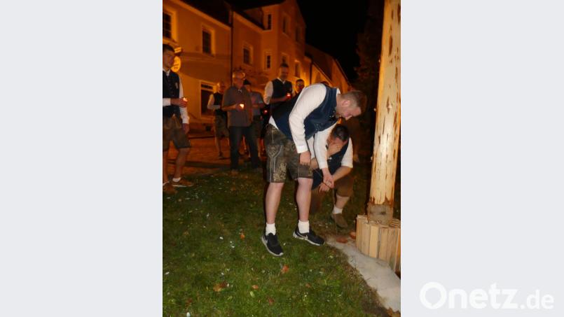 Mit erkennbarer Trauer lassen Wohlrab und Nasser die Kirwa ins "Grab" hinab. Bild: rn