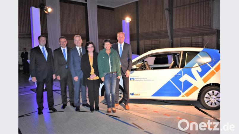 Beim Mitgliedertag der Raiffeisenbank Oberpfalz Nord-West nimmt Pflegedienstleiterin Johanna Schüller (Dritte von rechts) für die Caritas-Sozialstation ein neues Auto entgegen. Mit im Bild sind (von links) Thomas Keck, Joachim Geyer, Alexander Büchel, Christine Nanlohy und Herbert Meier. Bild: rgr
