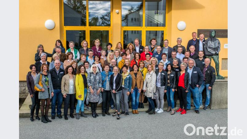 Der Abschlussjahrgang 1985 trifft sich nach 34 Jahren in der Lokbowitz-Realschule Neustadt/WN. Bild: Michael Schade