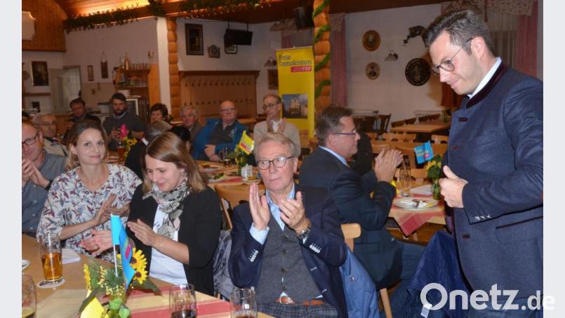 Unter dem Beifall der Liberalen gibt Landtagsabgeordneter Christoph Skutella am Montag seine Kandidatur bekannt. Bild: Kunz