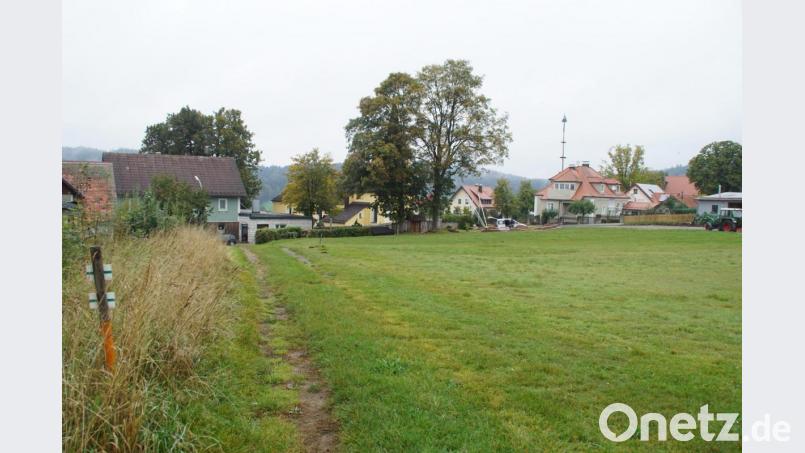 Wegen Bauvorhaben auf dem Areal gegenüber der Wallfahrtskirche (verdeckt durch die Bäume in der Bildmitte) müssen in Stadlern Verkehrsflächen als öffentliche Wege im Straßenverkehrsverzeichnis gewidmet werden. Bild: mmj