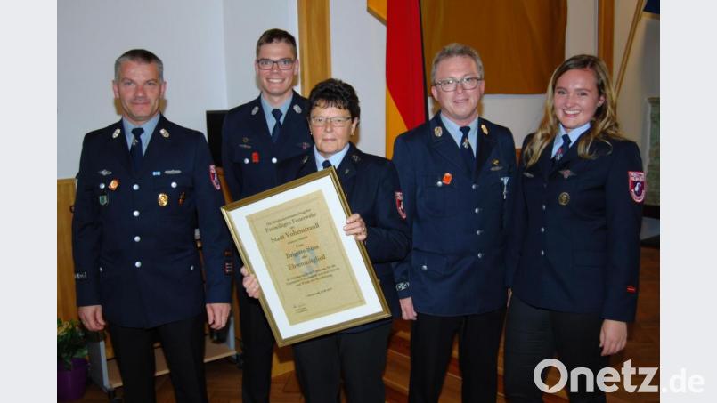 Brigitte Süss (Mitte) wird als erste Feuerwehrfrau bei der Vohenstraußer Stützpunktwehr in die Geschichte eingehen. Aber nicht nur dadurch. Sie ist für die Feuerwehr unverzichtbar. Doch auch Enkelin Magdalena Süss (rechts) meinte: &quot;Du bist einfach unbezahlbar.&quot; Sie hielt die Laudatio auf ihre Oma und überraschte sie damit äußerst positiv. Auch sie bringt sich als stellvertretende Kassiererin schon wieder aktiv in die Kameradschaft ein. Bild: dob