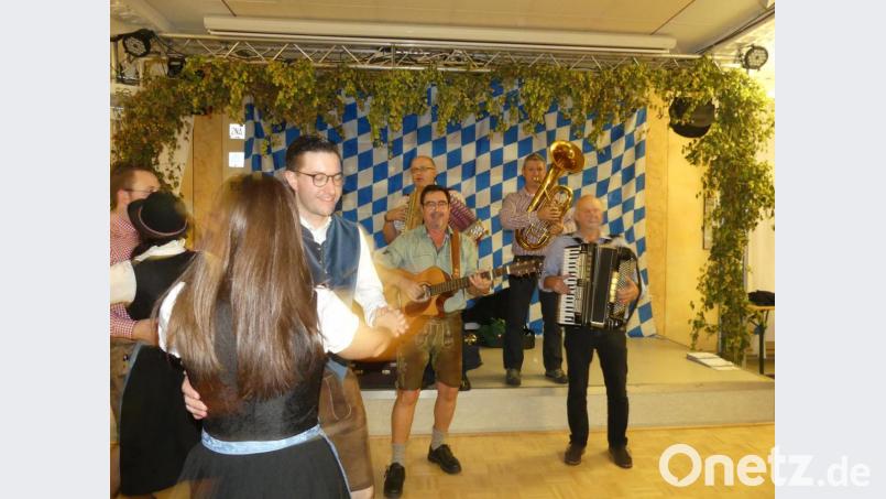 Musik und Tanz prägen den Kirwa-Ausklang "beim Scherm-Karl". Bild: rn