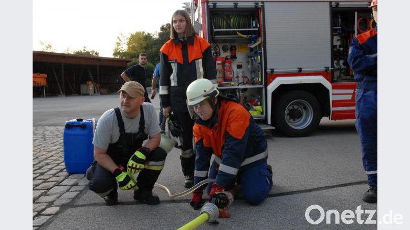 Die Jugendlichen üben den gemeinsamen Einsatz. Bild: pop