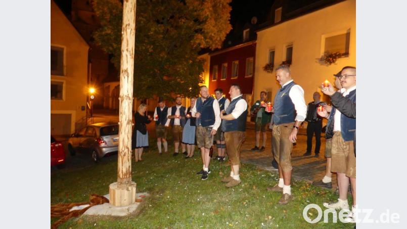 Noch tragen die Vorsitzenden Sebastian Wohlrab und Thomas Nasser (von links) die Kirchweih geschützt in ihren Händen. Bild: rn