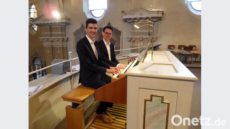 Markus Mathy und David Kirschsieper am Spieltisch der Kubak-Orgel in der Stadtpfarrkirche Vohenstrauß Bild: hbl