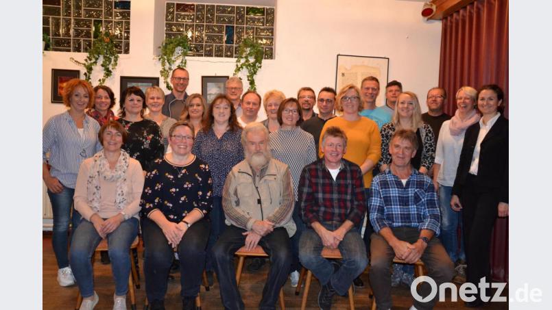 Die Ehemaligen der KLJB (Kath. Landjugend- Bewegung) Tröbes trafen sich nach 30 Jahren beim Wirt (Gasthaus Bodensteiner) in Tröbes. Sie freuten sich, dass zurzeit auch Pater Ferdinand anwesend war. Bild: gi