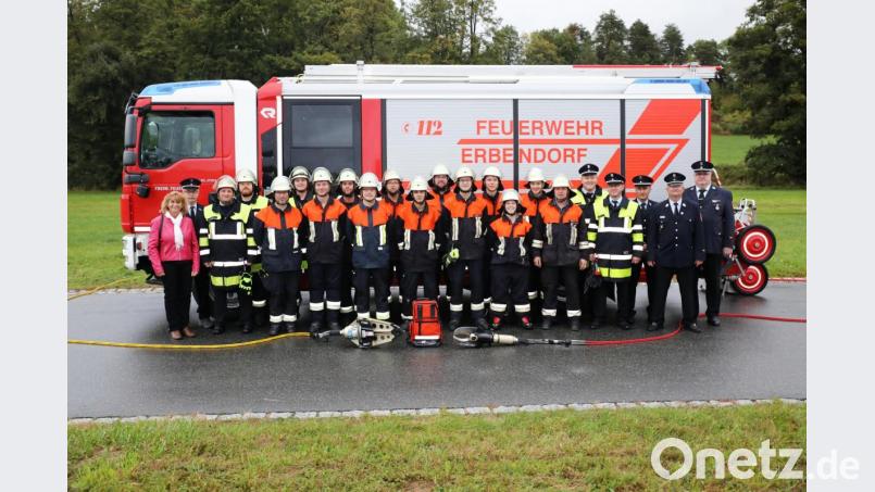 Die Teilnehmer der Leistungsprüfung mit (von rechts) den Kreisbrandmeistern Wolfgang Bauer, Günther Fachtan, Herbert Thurm, zweiten Kommandanten Wolfgang Gruber und Kommandant Bernhard Schmidt sowie (von links) dritter Bürgermeisterin Sonja Heindl, Vorsitzenden Albert Vollath und Jugendwart Roland Kaiser. Bild: JOCHEN NEUMANN 
ERBENDORF