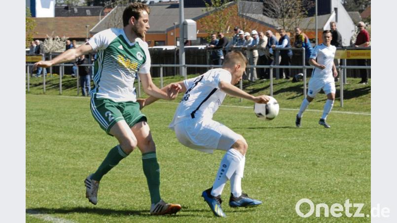 Der Einsatz von Martin Bächer (links) im wichtigen Spiel des SV Mitterteich am Donnerstag gegen Aufsteiger Kickers Selb ist fraglich. Bild: gb