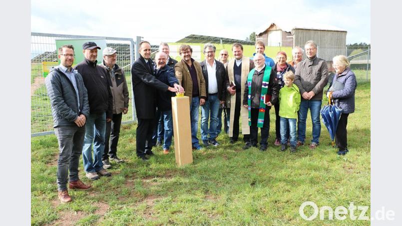 Ein symbolischer Knopfdruck begleitet den Start der Photovoltaik-Anlage in Eberhardsbühl. Bild: gru