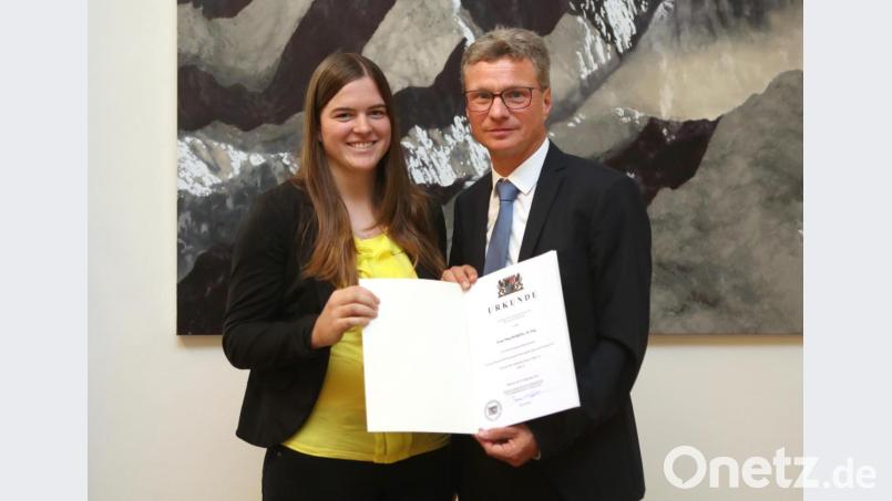 Nina Häring mit Minister Bernd Sibler Bild: Würth, Wolfgang