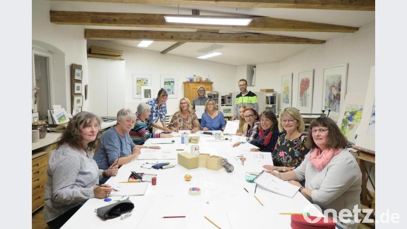 Susanne Vonhoff (links stehend) verstand es, die Kursteilnehmer für das räumliche Zeichnen zu begeistern. Bild: jzk