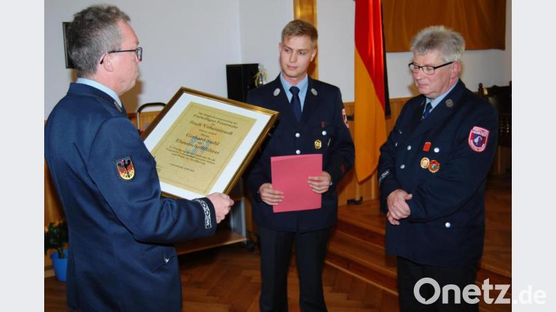 In zwei Jahren kann Gerhard Stahl schon wieder in die über 150-jährige Feuerwehrgeschichte als erster Mann eingehen, der 50 Jahre ununterbrochen aktiven Dienst leistet. Jetzt wurde er von Vorsitzendem Peter Grosser (links) zum Ehrenschriftführer ernannt. Sein Sohn Thomas (Mitte) hielt eine rührende Laudatio. Auch er steht schon wieder in Verantwortung bei der Wehr als Kassier. Bild: dob