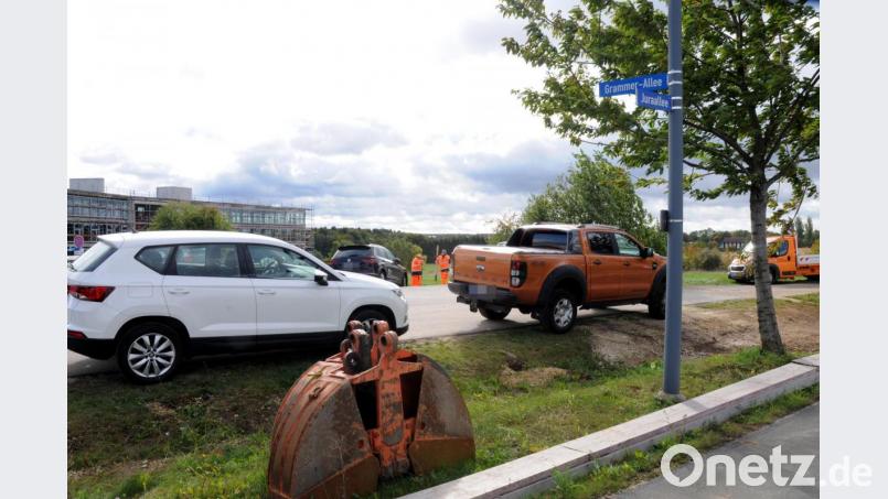 Die Jura-Alle (im Vordergrund) im Ursensollener Gewerbepark A 6 endet bisher stumpf. Sie soll in südlicher Richtung fortgeführt und in diesem Bereich zur Kreisstraße AS 4 hochgestuft werden. Grammers neue Konzern- und Entwicklungszentrale (links im Hintergrund) sowie der gesamte Gewerbepark sind dann von der B 299 aus deutlich besser erreichbar. Bild: Stephan Huber