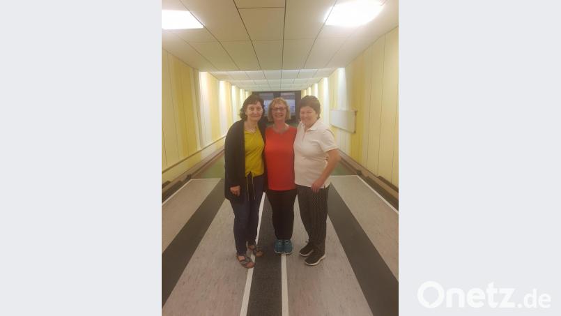 Die neue „Gut Holz“-Vereinsmeisterin Patrizia Haibach (Mitte) mit Vizemeisterin Elfriede Schönberger (links) und Anni Meier. Bild: exb