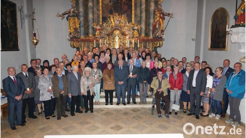 37 Jubelpaare aus der Pfarreiengemeinschaft St. Vitus Schnaittenbach/St. Margareta Kemnath erfahren bei einem Gottesdienst sowie einem geselligen Abend mit Essen und Musik samt Überraschungsprogramm für ihre jahrzehntelange Partnerschaft eine Ehrung. Bild: ads