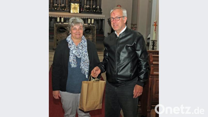Eine „Wegzehrung“ bekommt der ehemalige evangelische Pfarrer Hans-Peter Pauckstadt-Künkler als Initiator von Schriftführerin Käthe Pühl vom „Förderverein Simultankirchen Oberpfalz“. Bild: Dobmeier