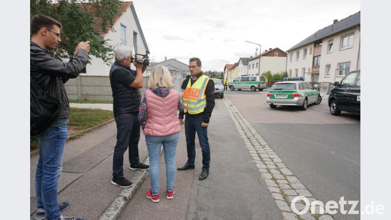 Florian Beck beim Einsatz in Schwandorf. Welche Kosten während der dreistündigen Polizeiaktion angefallen sind, kann der Sprecher des Regensburger Präsidiums am Dienstag noch nicht beziffern. Bild: Christopher Dotzler