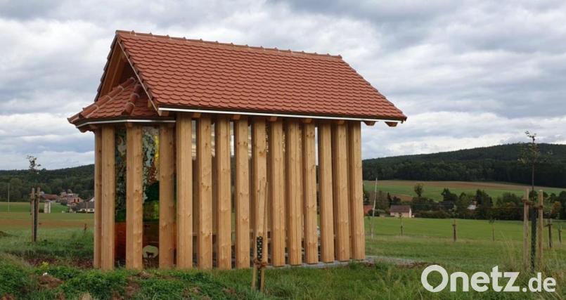 Auf der Anhöhe über Steiningloh entstand die Holzkapelle auf der Streuobstwiese, die am kommenden Samstag dem heiligen Norbert von Xanten geweiht wird. Bild: exb